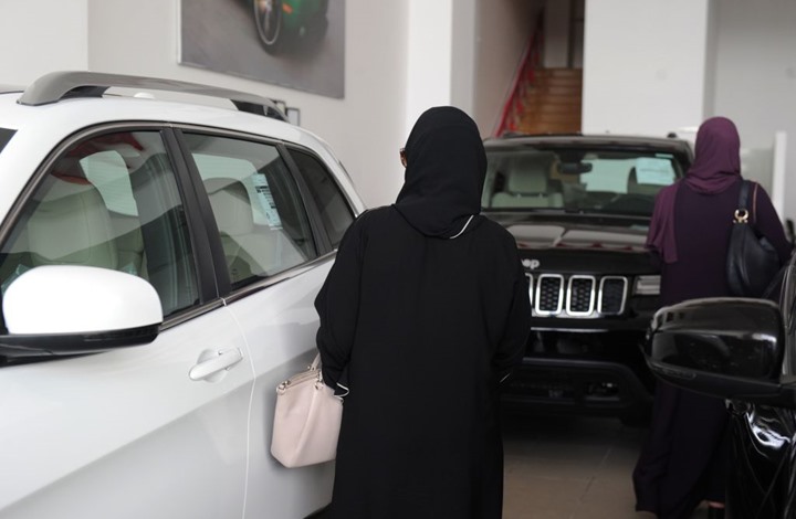 شاب يحرق سيارة امرأة في السعودية.. والنائب العام يعلق (شاهد)