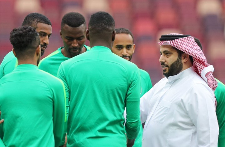 الشيخ يفتح النار لاعبي المنتخب.. ماذا