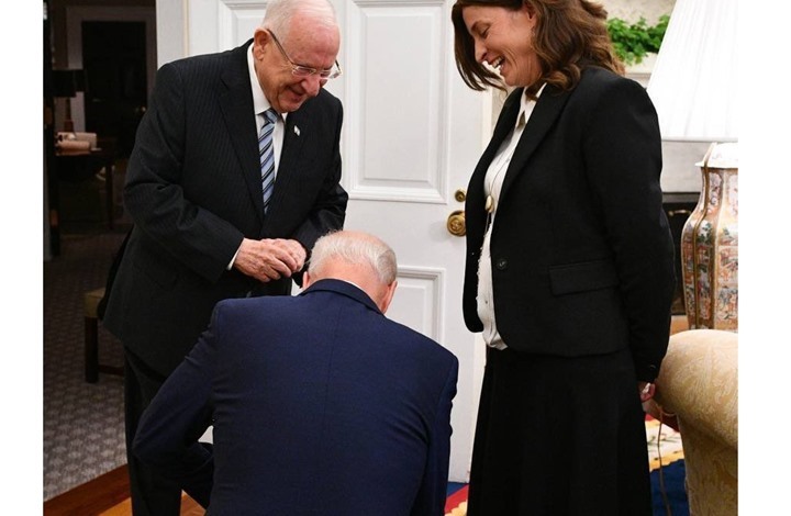 صورة لبايدن راكعا لمسؤولة إسرائيلية تثير وسائل التواصل