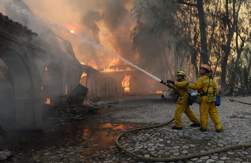 حرائق الغابات تستعر في كاليفورنيا وفرار الآلاف