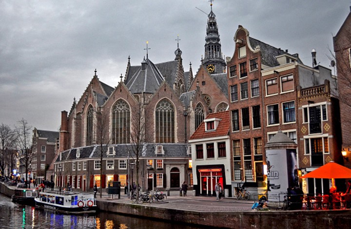 الكشف عن اعتداءات جنسية يلطخ الكنيسة الكاثوليكية الهولندية‎